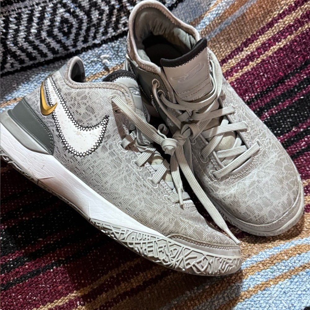 Nike LEBRON MK Gray and Black Sneakers pre-owned excellent condition 8.5